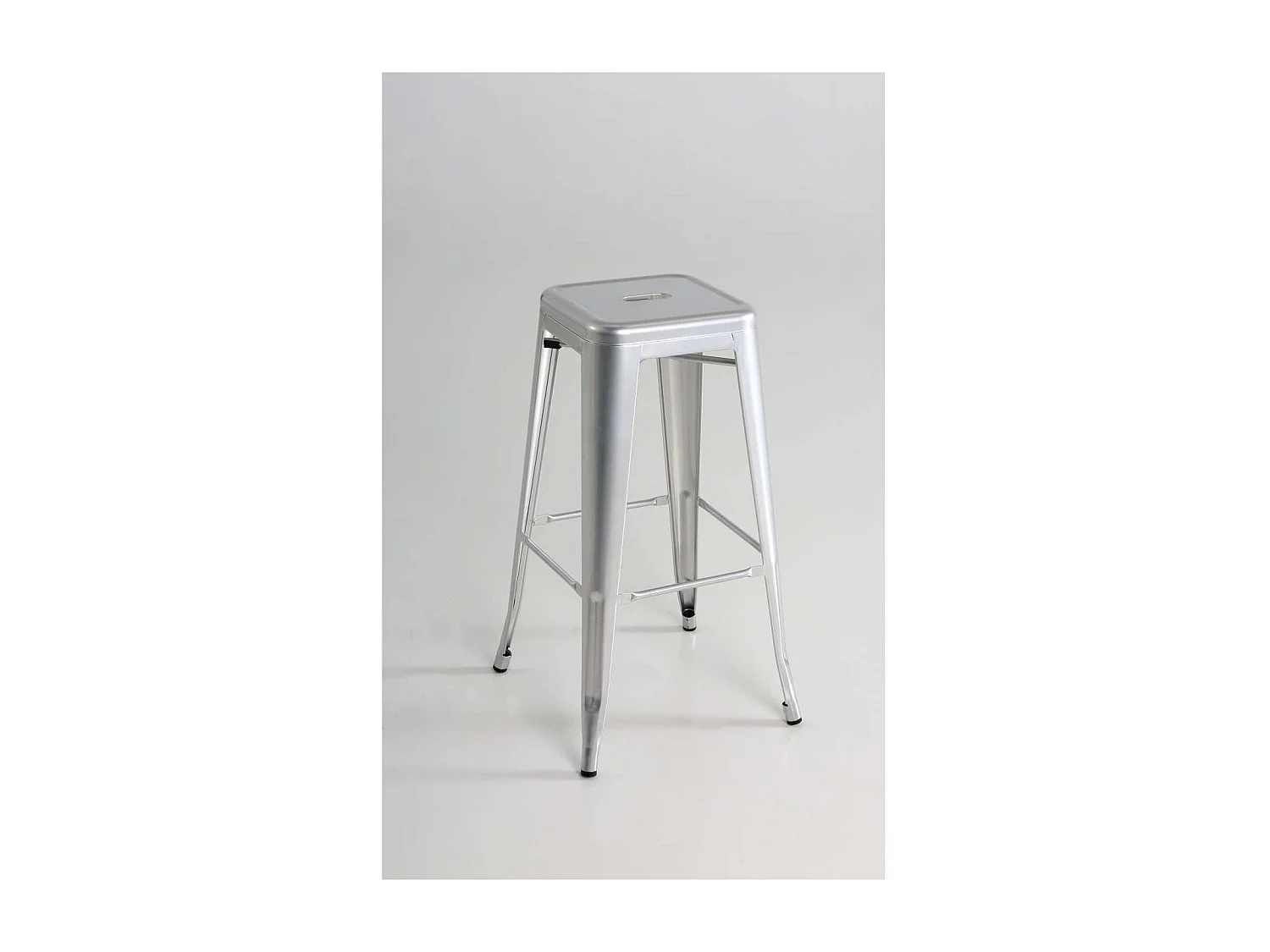 Pack de 4 taburetes de metal apilable acabado plata, 31 cm(ancho) 76.5 cm(altura) 31 cm(fo