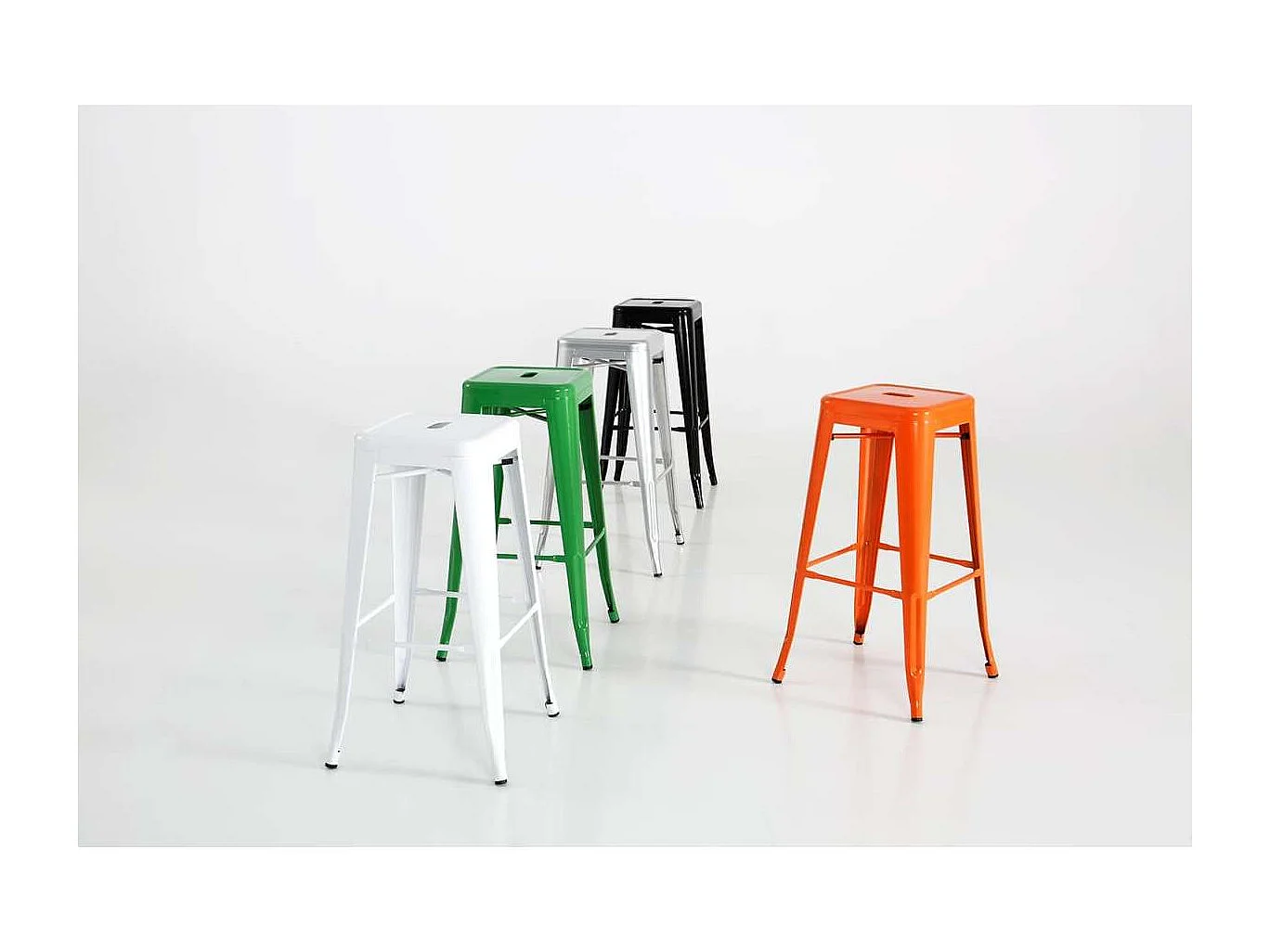 Pack de 4 taburetes de metal apilable acabado plata, 31 cm(ancho) 76.5 cm(altura) 31 cm(fo