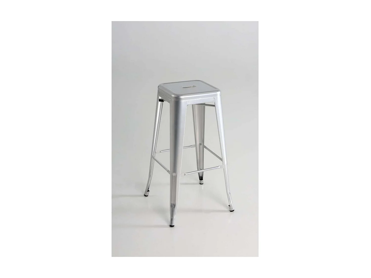 Pack de 4 taburetes de metal apilable acabado plata, 31 cm(ancho) 76.5 cm(altura) 31 cm(fo