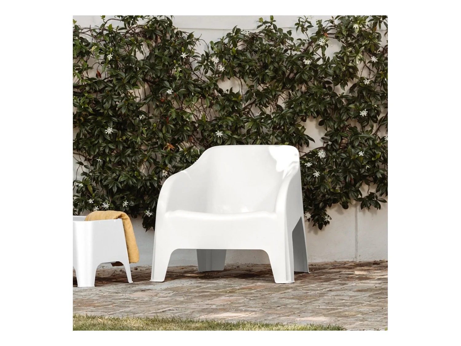 Poltrona de resina para exterior "Polignano" cadeira de jardim empilhável cm 79x76,5 70h