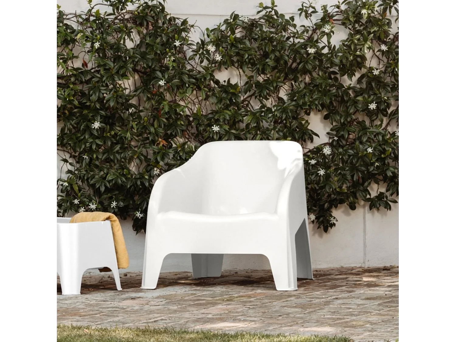 Poltrona de resina para exterior "Polignano" cadeira de jardim empilhável cm 79x76,5 70h