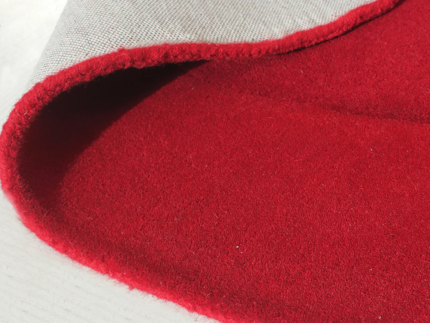 Tapis organique 100% laine tufté main 160 x 220 cm - Rouge cerise - 2200g/m² - ORUNI