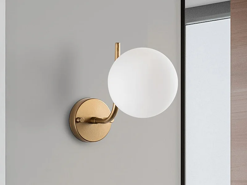 Kinkiet ścienny z metalu w kolorze złotym z kloszem – szer. 29 × gł. 15 cm – ORBEA