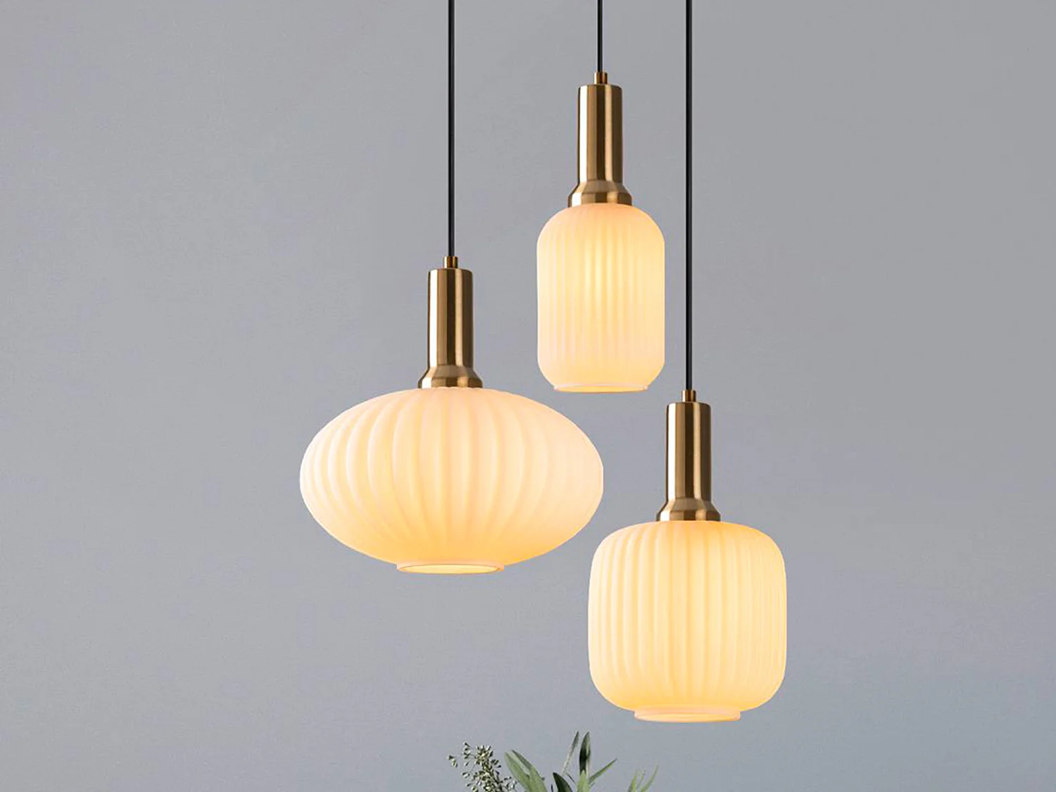 Lustre en métal - Doré et blanc - 3 abat-jours H.130 x L. 55 cm - OSKA