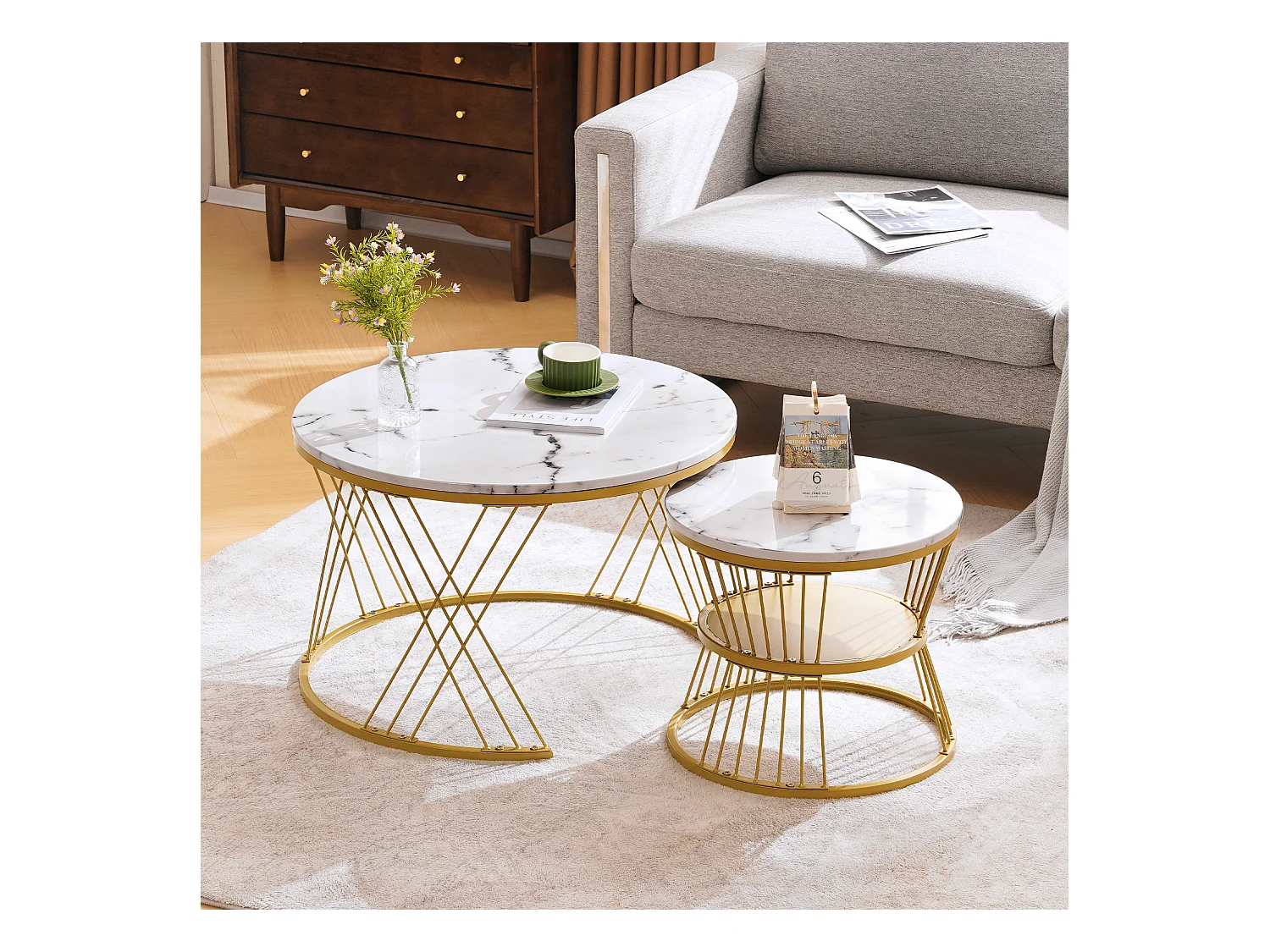 Lot de 2 tables basses gigognes rondes placage marbre blanc laqué, cadre en métal doré