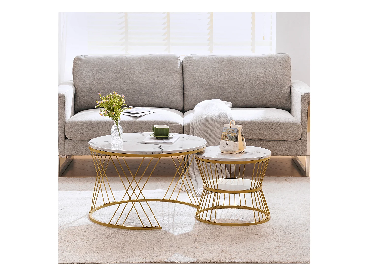 Lot de 2 tables basses gigognes rondes placage marbre blanc laqué, cadre en métal doré