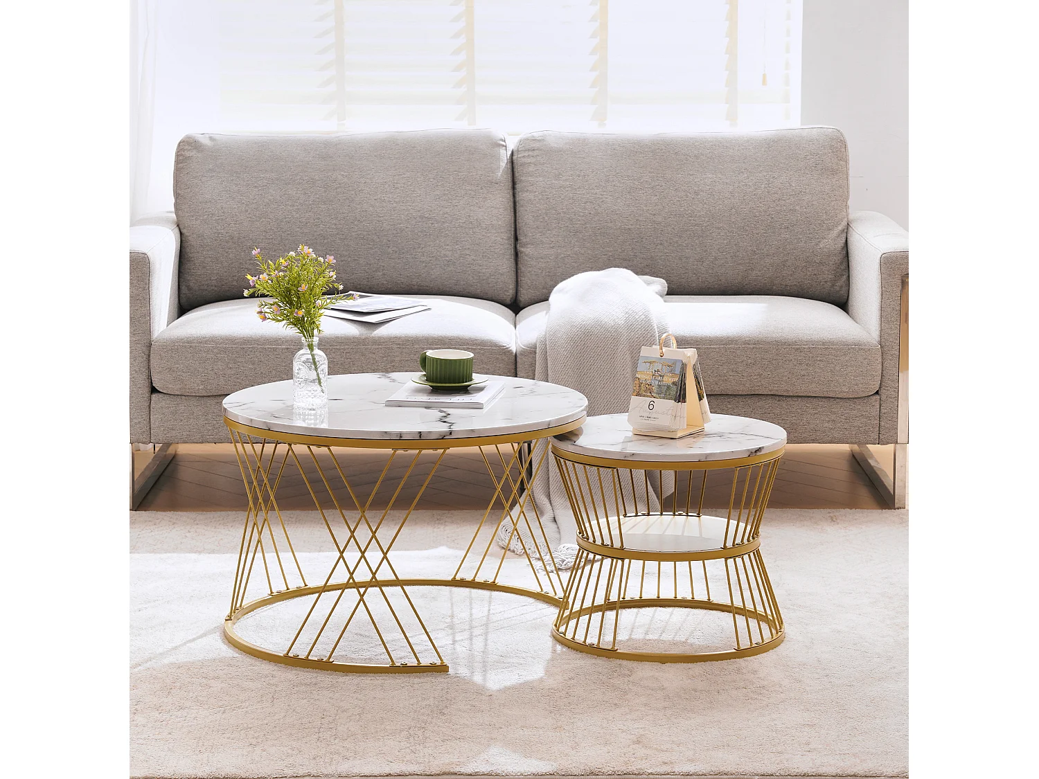 Lot de 2 tables basses gigognes rondes placage effet marbre blanc laqué, cadre en métal doré