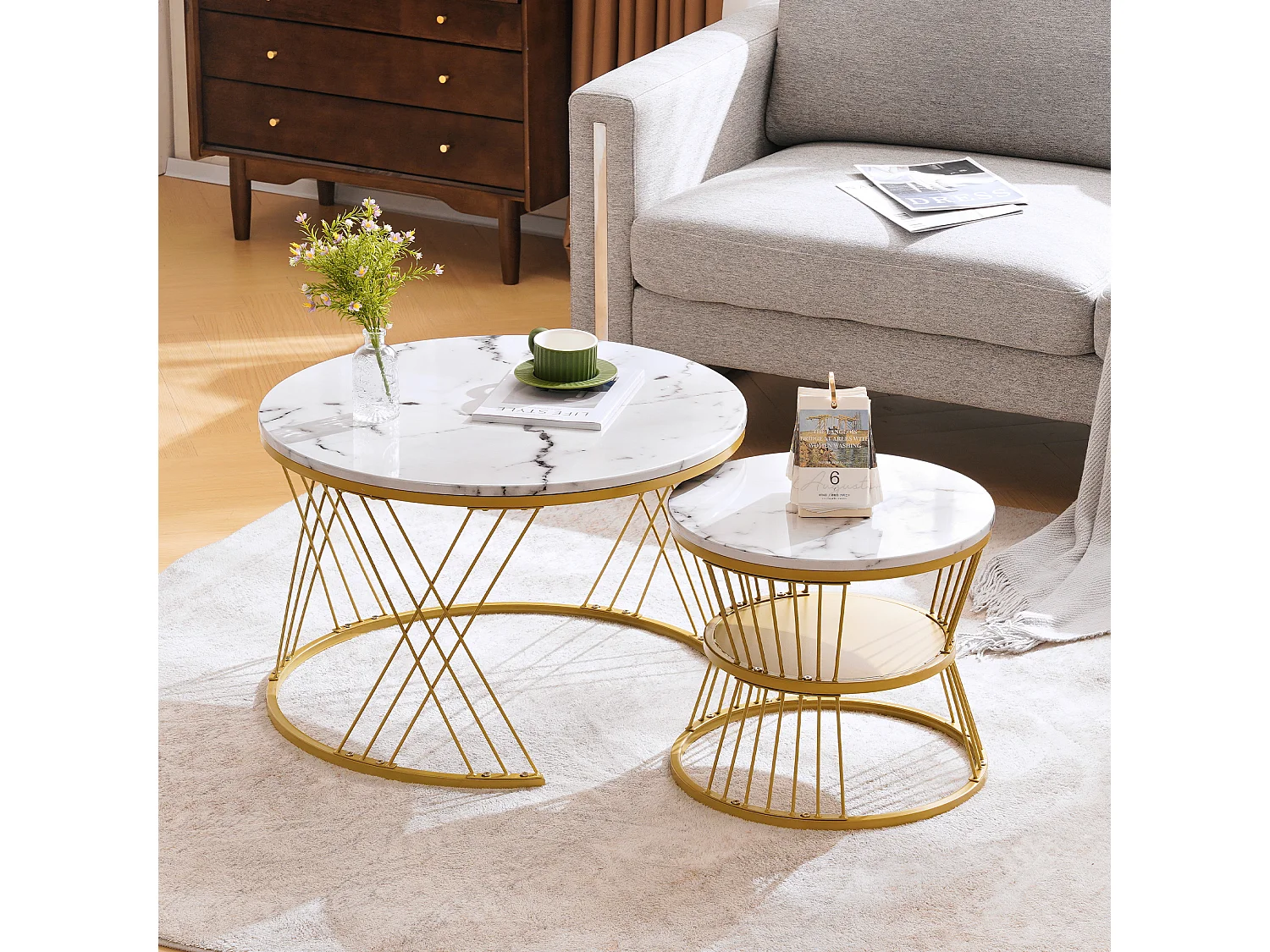 Lot de 2 tables basses gigognes rondes placage effet marbre blanc laqué, cadre en métal doré