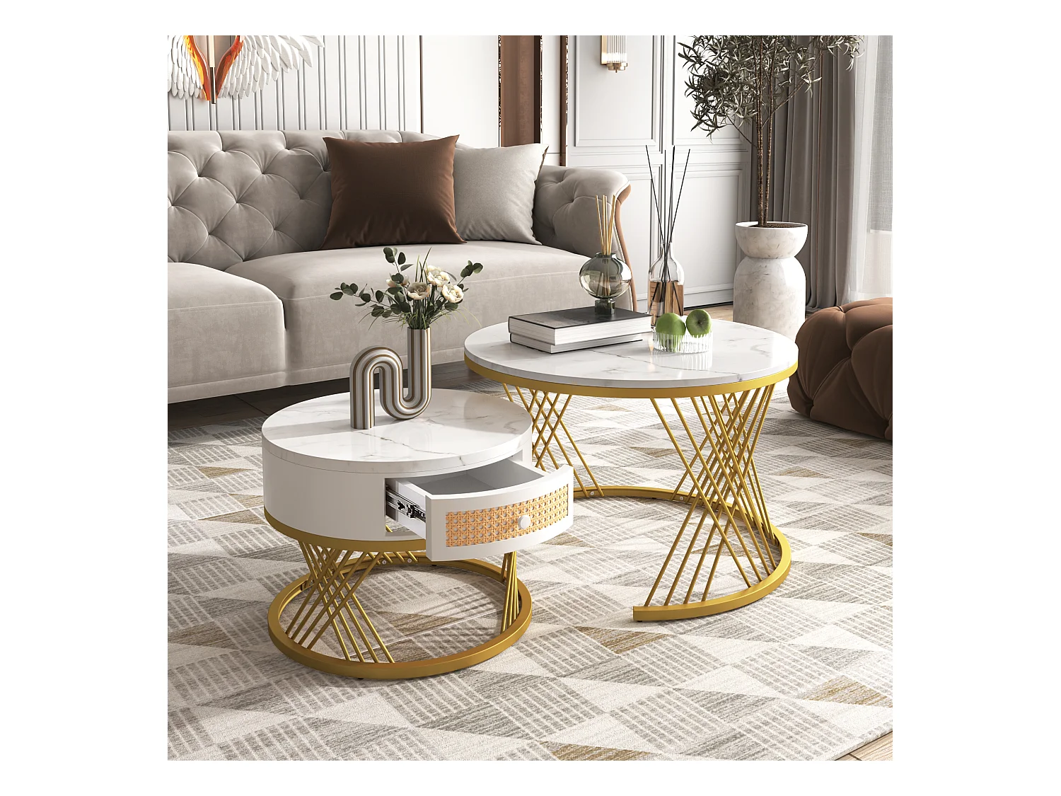 Set van 2 ronde, in elkaar passende salontafels in wit marmerfineer met lade en onderplank, goudkleurig metalen frame