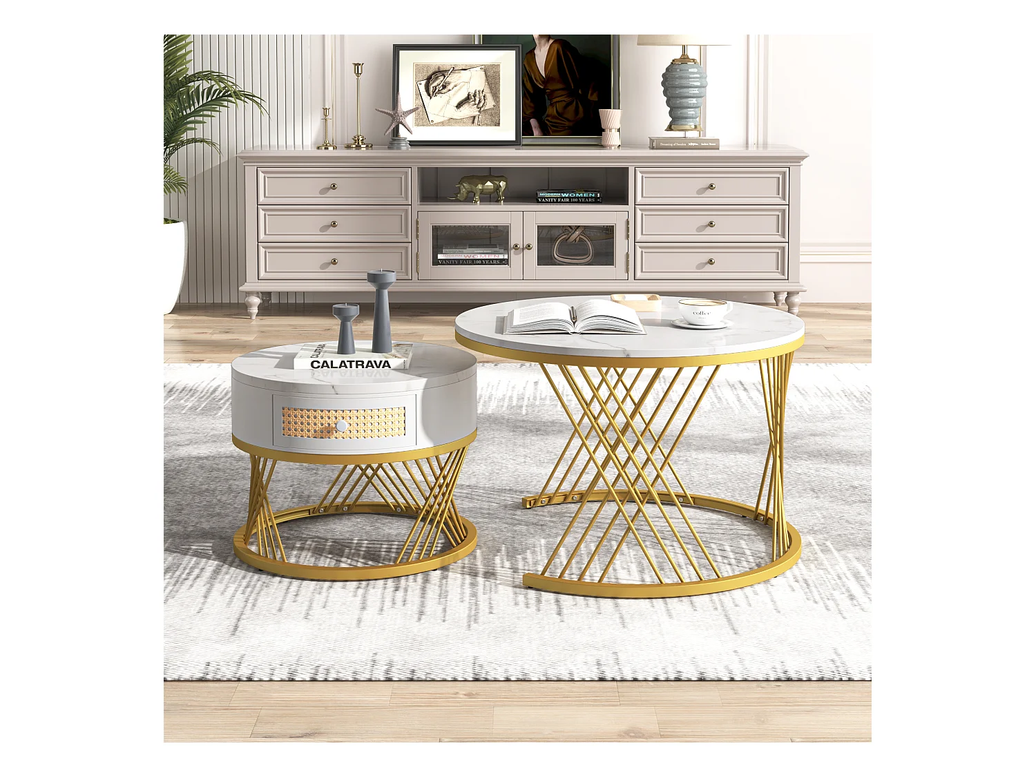 Set van 2 ronde, in elkaar passende salontafels in wit marmerfineer met lade en onderplank, goudkleurig metalen frame