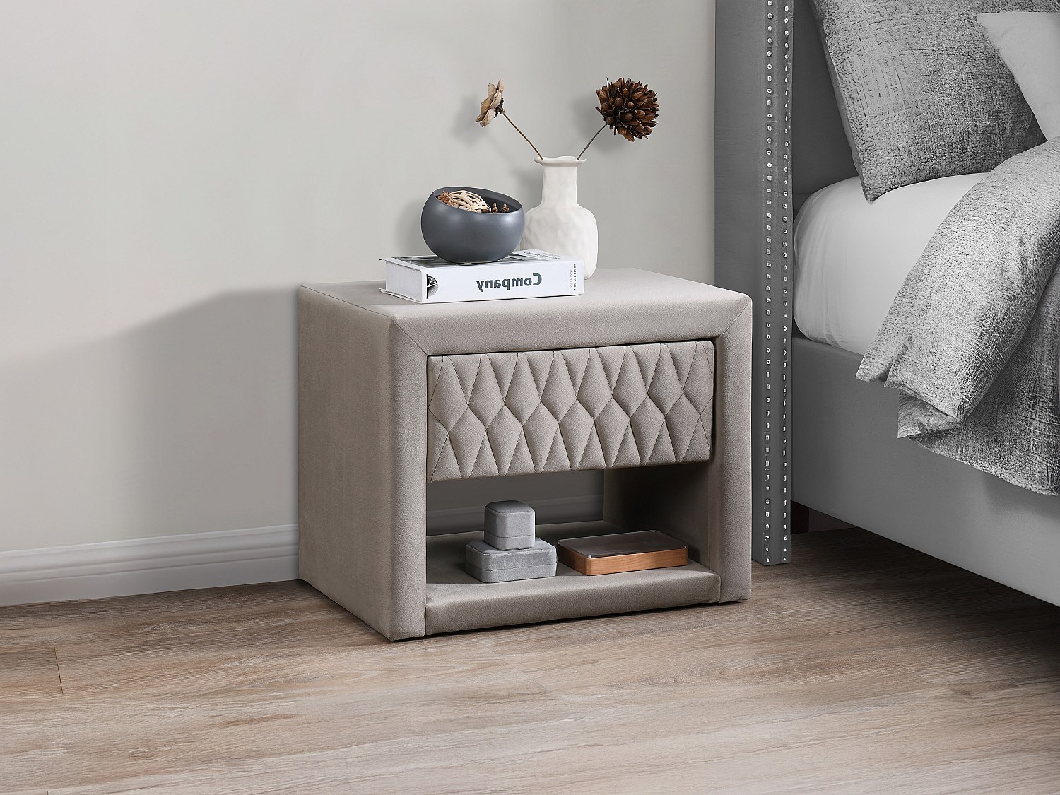 Nachttisch DANIELE – 1 Schublade & 1 Ablage – Samt – Beige günstig online kaufen