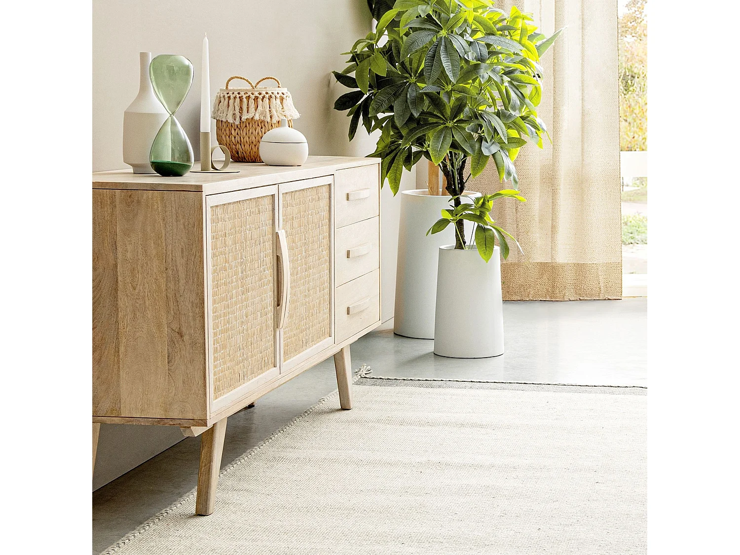 Buffet bas en bois de manguier blanchi 2 portes 3 tiroirs - SHANNA