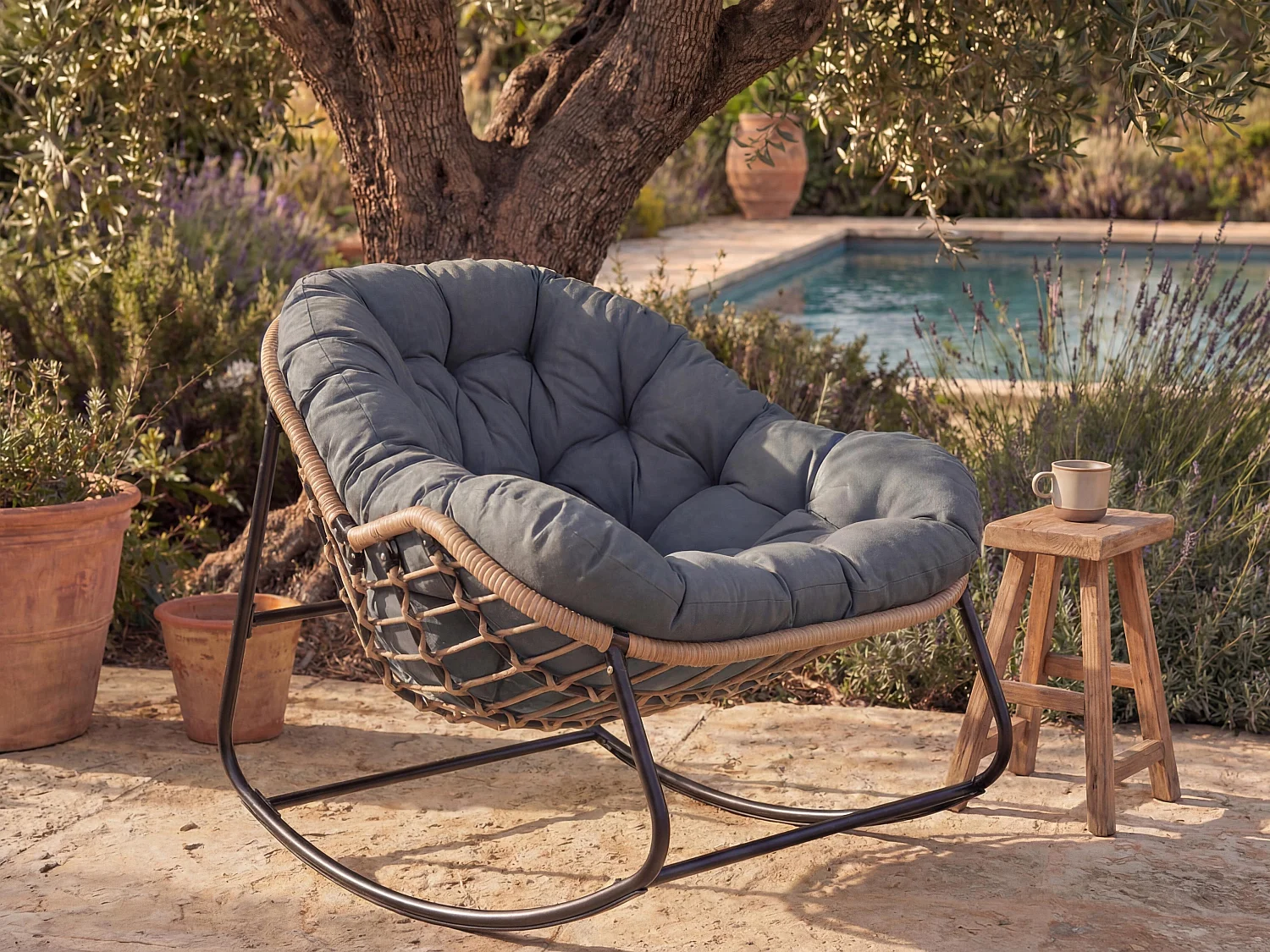 Fauteuil de jardin à bascule en acier - Naturel clair et coussin anthracite - ZAMY de MYLIA