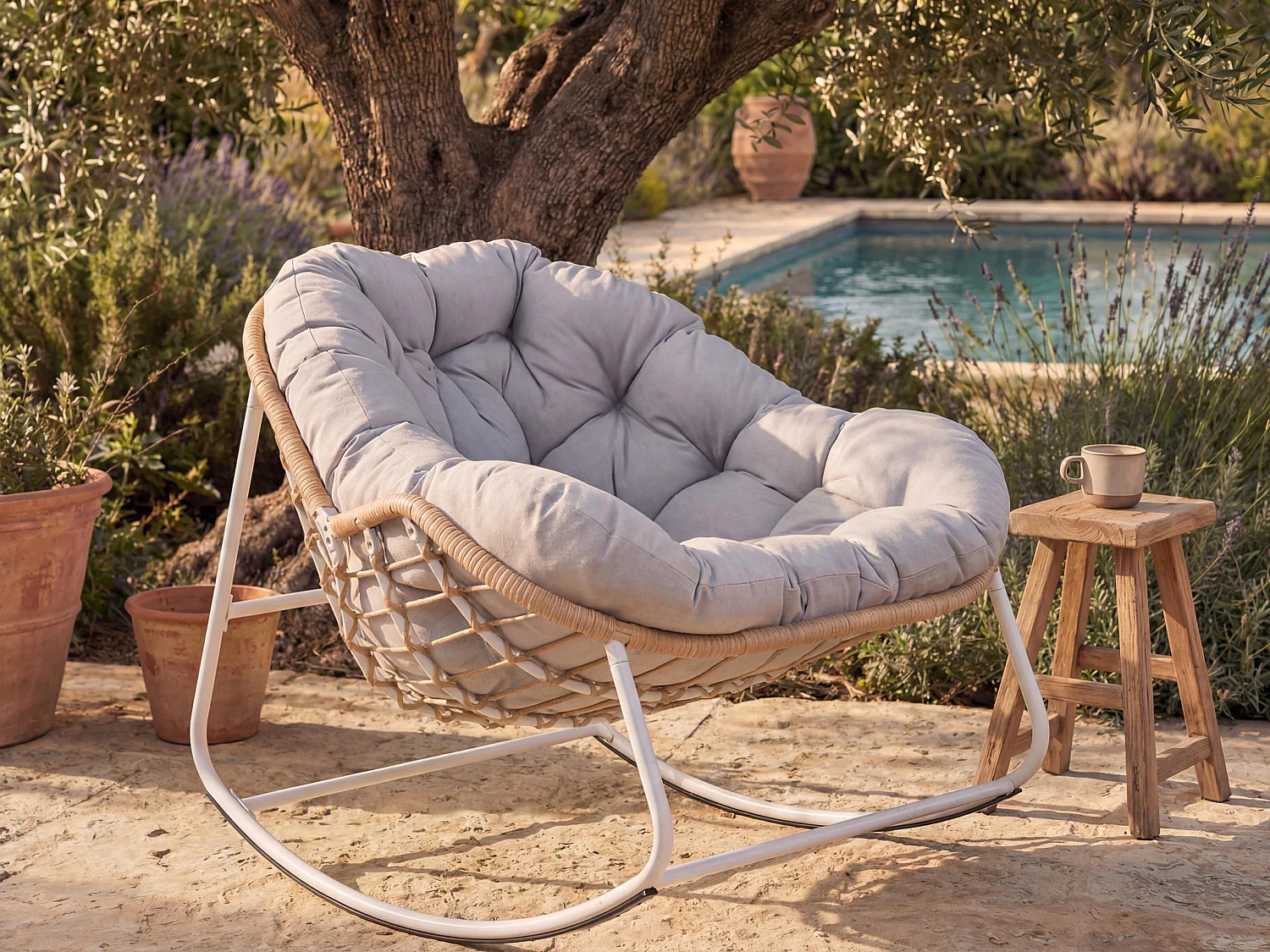 Fauteuil de jardin à bascule en acier - Naturel clair et coussin gris clair - ZAMY de MYLIA