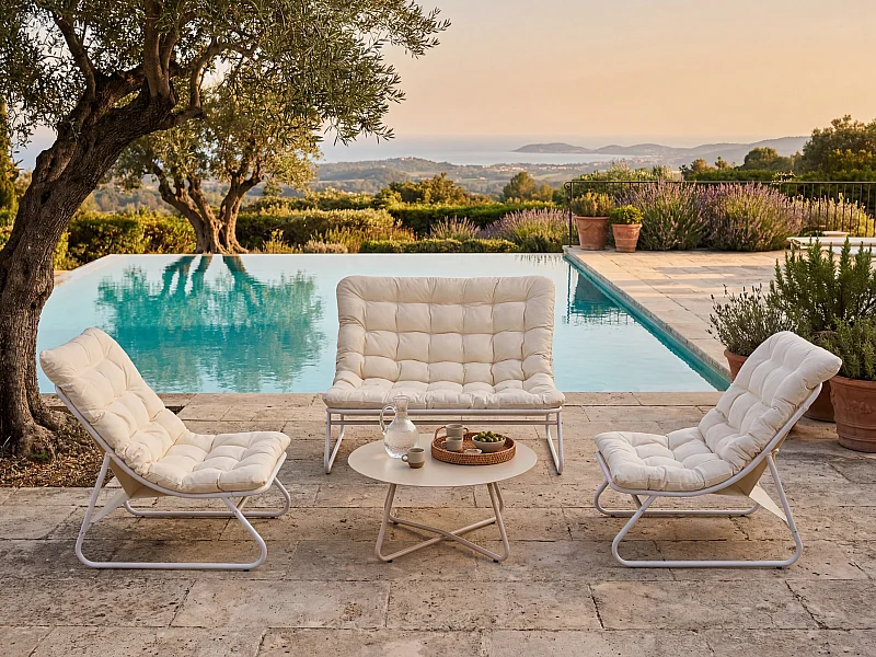 Gartenlounge aus Stahl: 1 2-Sitzer-Sofa, 2 Sessel und 1 Couchtisch - Beige mit Kissen - LYMIS von MYLIA