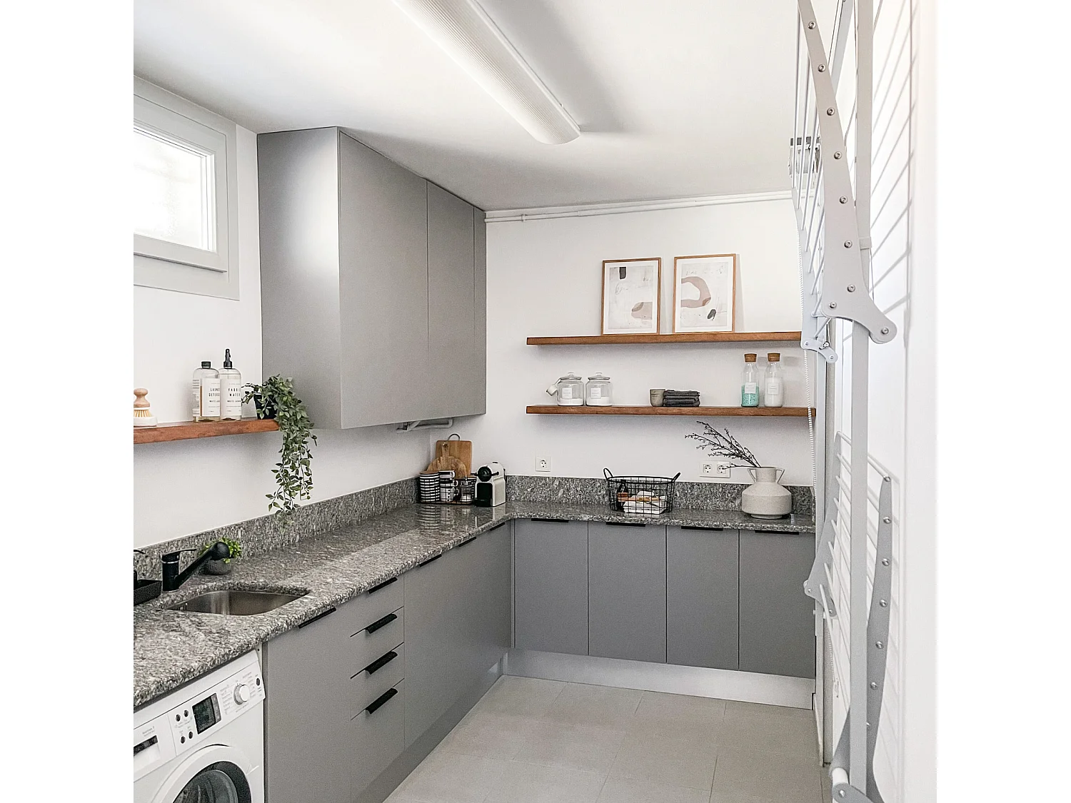 Étendoir mural 2 grilles aluminium résistant – blanc – 88x52x137 cm Wall Plus