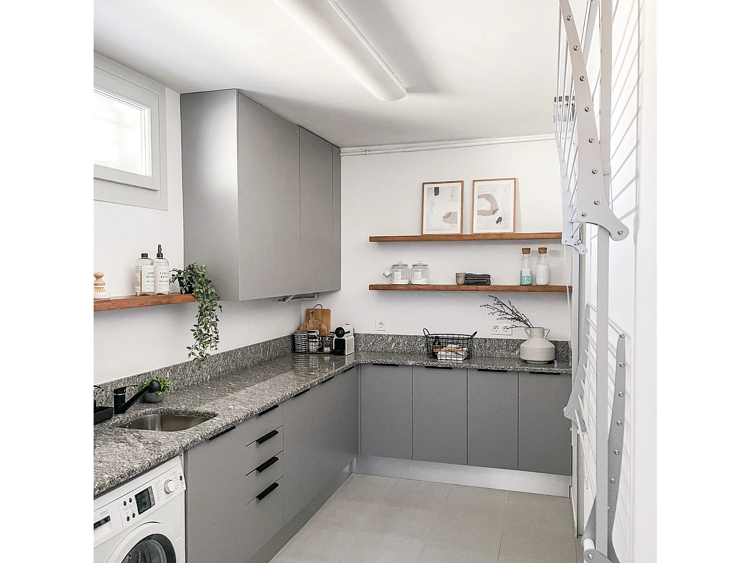 Étendoir mural 2 grilles aluminium résistant – blanc – 88x52x137 cm Wall Plus