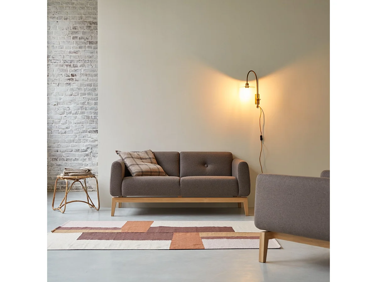 Divano Bjorn in rovere massello e tessuto marrone da 2 posti, 2 posti