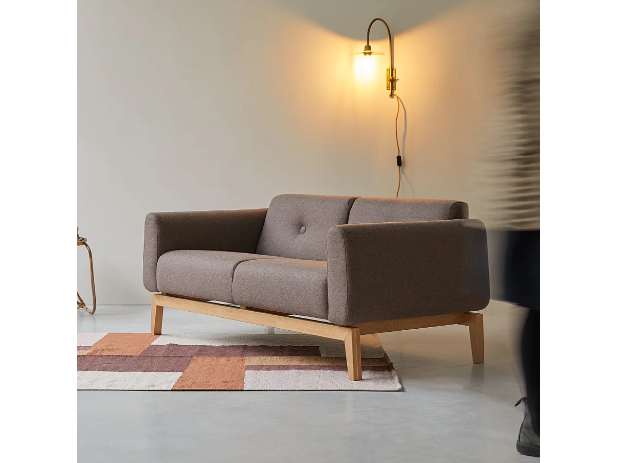 Divano Bjorn in rovere massello e tessuto marrone da 2 posti, 2 posti