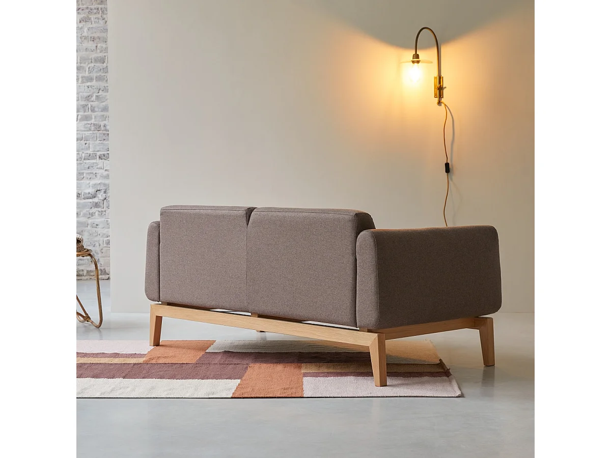 Divano Bjorn in rovere massello e tessuto marrone da 2 posti, 2 posti