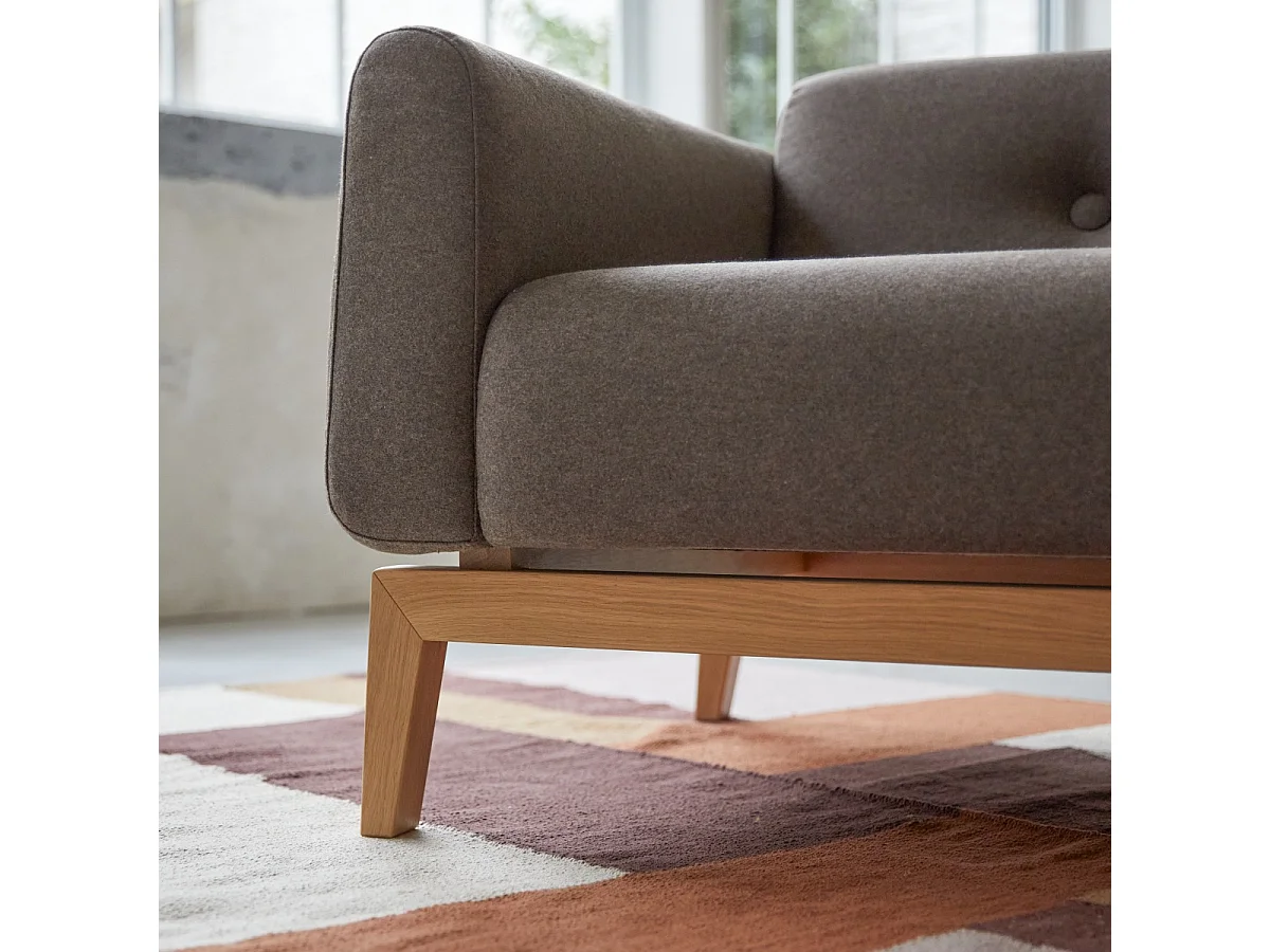 Divano Bjorn in rovere massello e tessuto marrone da 2 posti, 2 posti