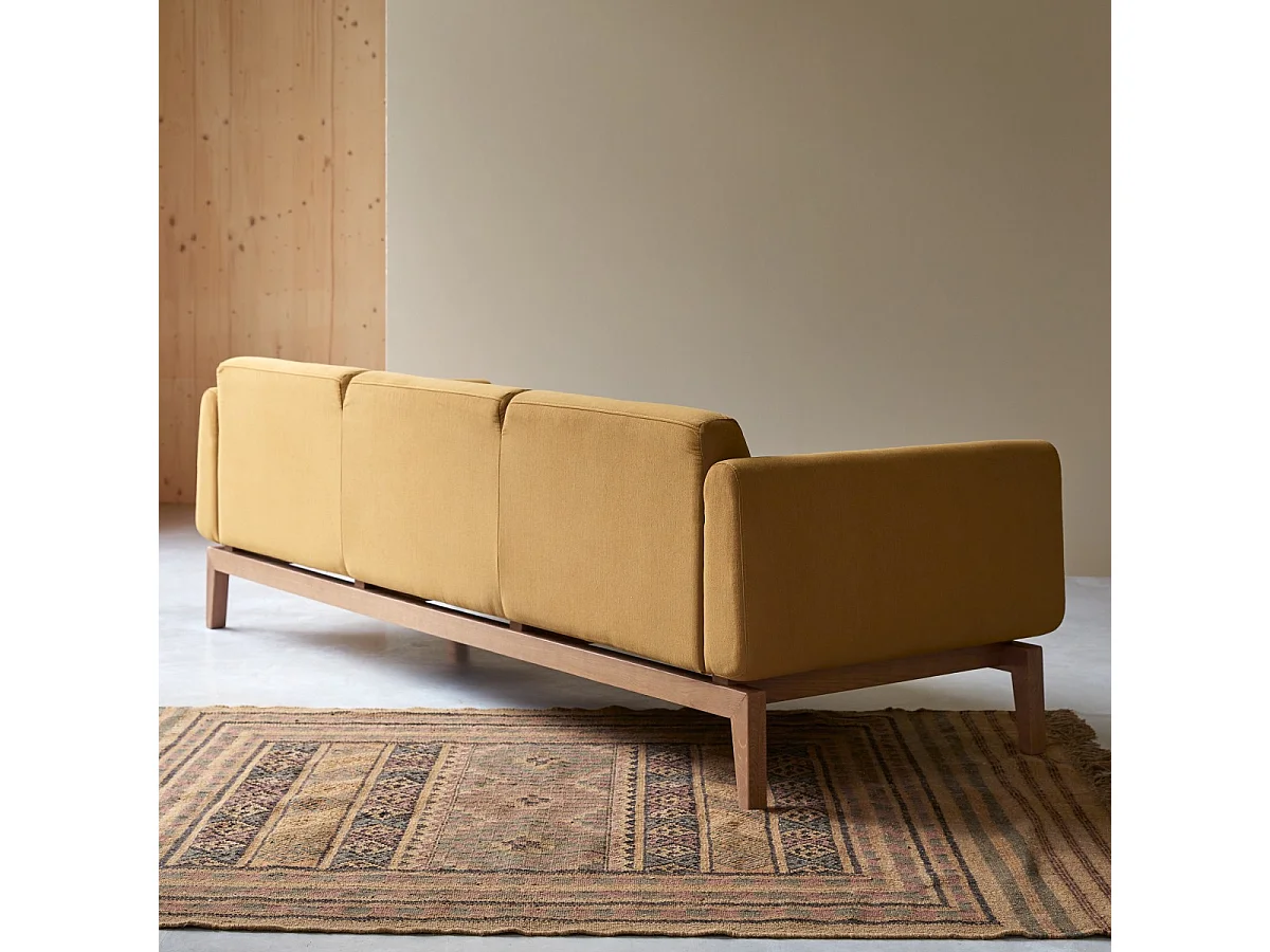 Divano Bjorn in rovere massello e tessuto senape da 3 posti, 3 posti