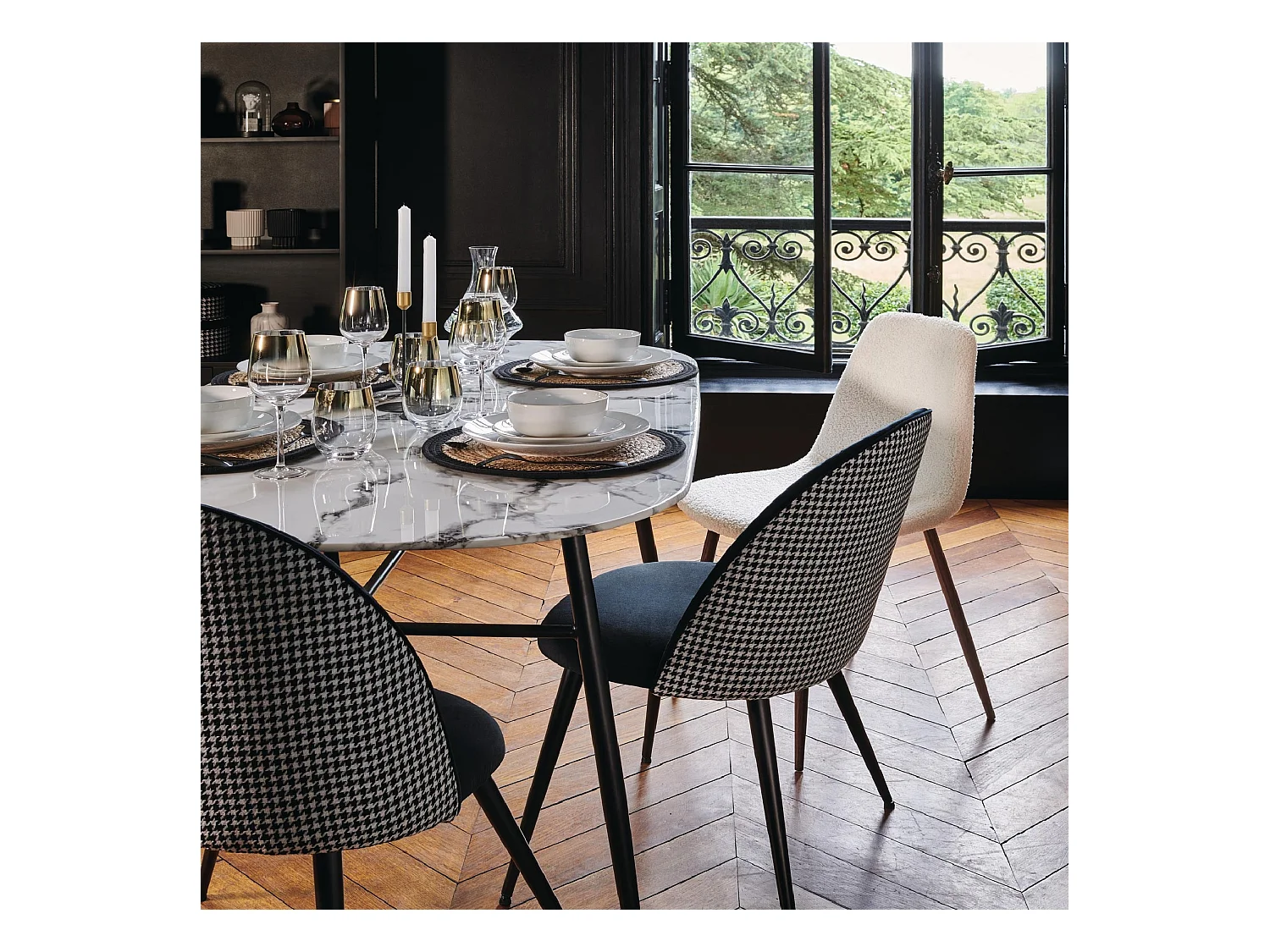 Chaise de table tissu blanc à bouclettes et pieds en métal