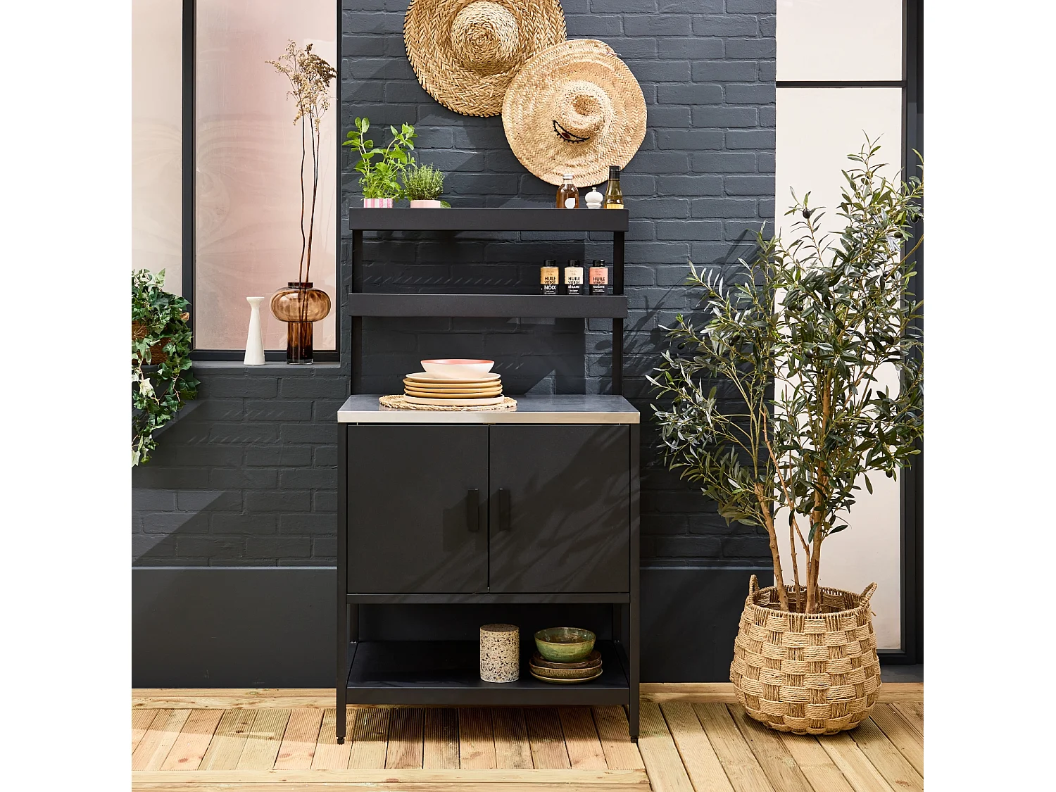 Cocina exterior de acero con 2 estanterías colgantes y 2 puertas