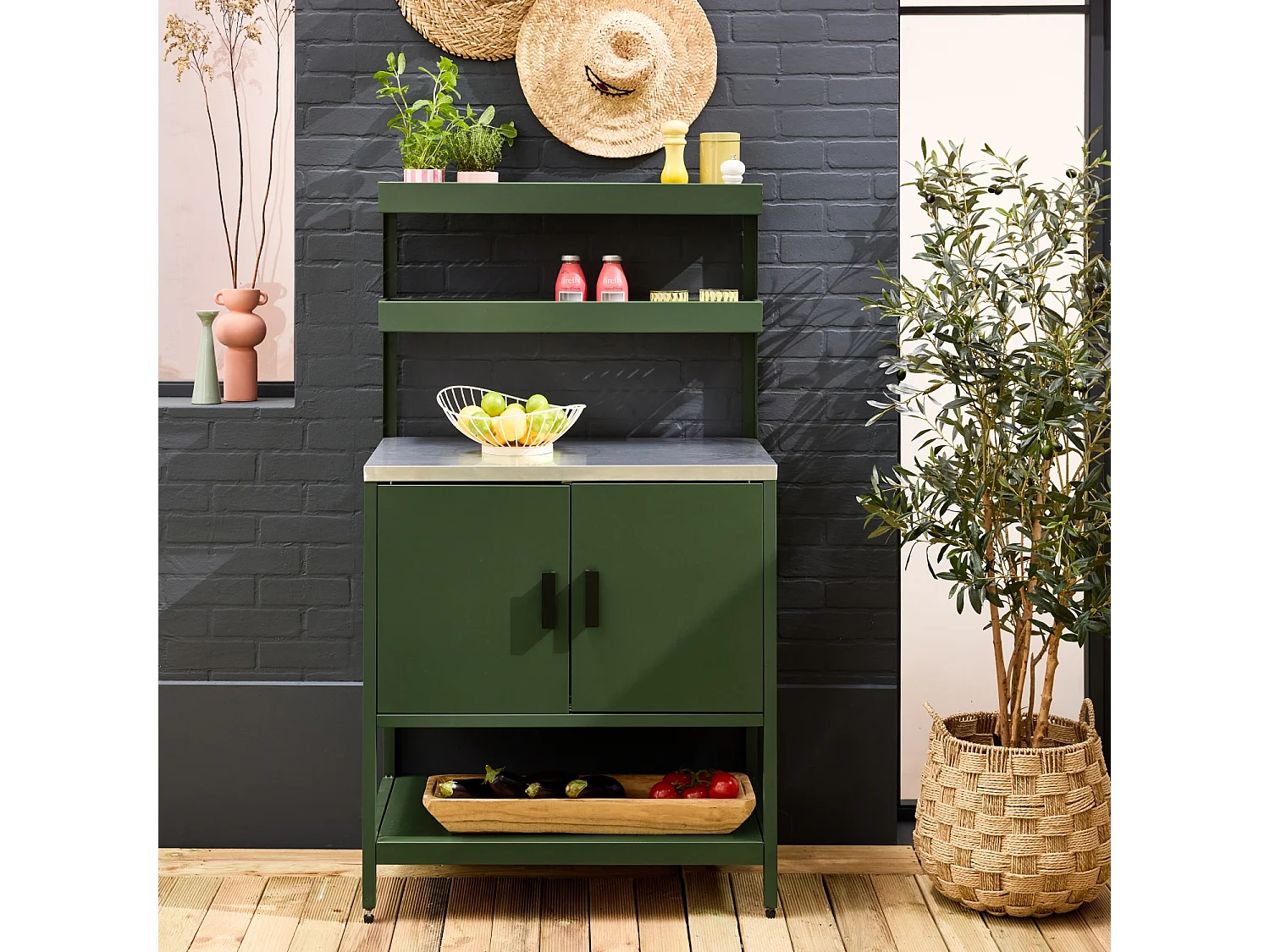 Cocina exterior de acero con 2 estanterías colgantes y 2 puertas