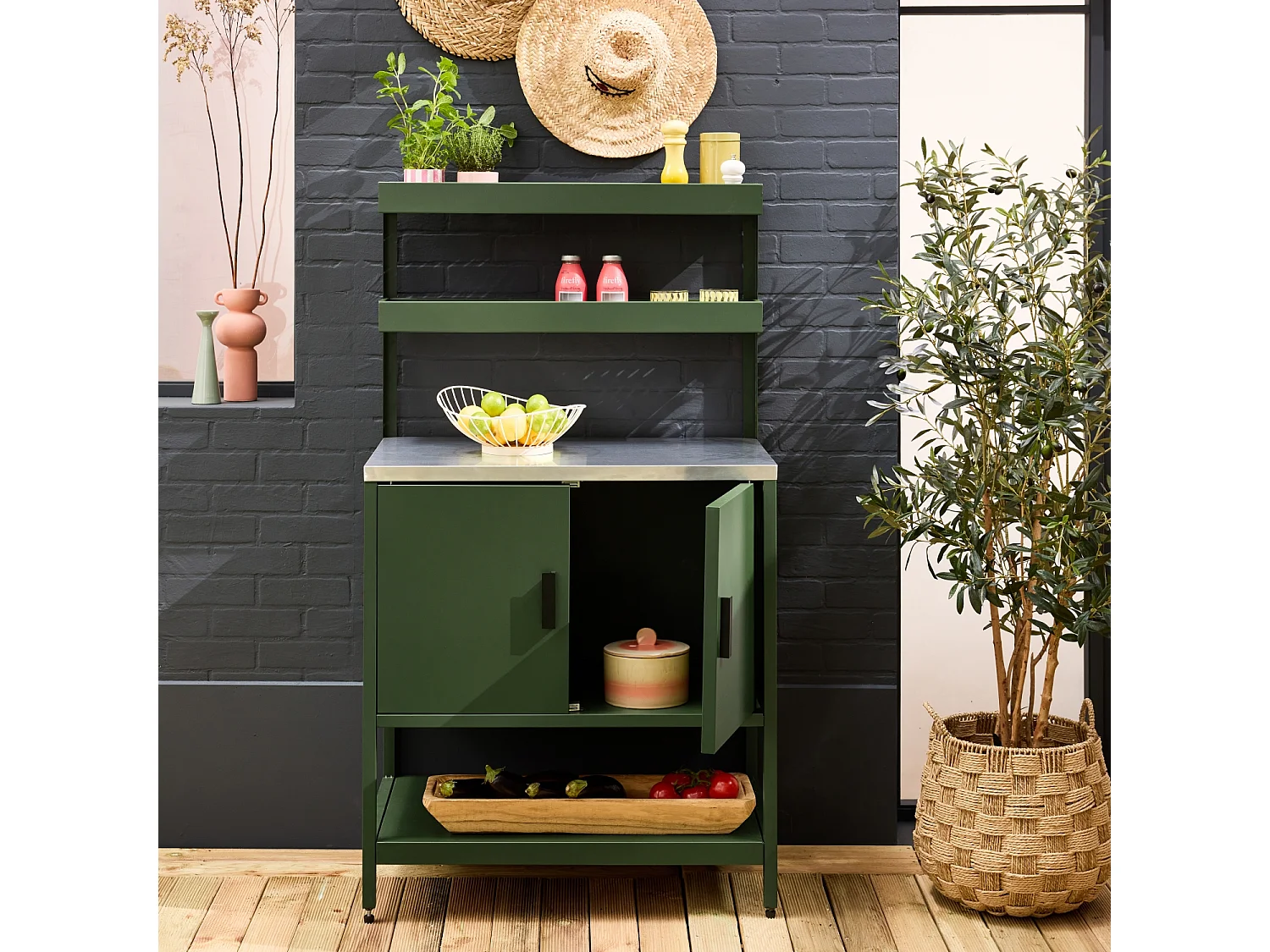 Cocina exterior de acero con 2 estanterías colgantes y 2 puertas