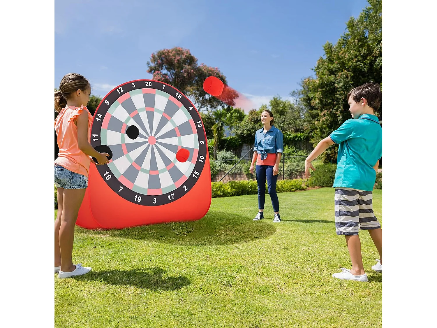 Groot dartbord voor kinderen, dartwerpspel set met 4 kickballen en draagtas,familiespel voor volwassenen en kinderen vanaf 6 jaar, rood + zwart + witZB33687