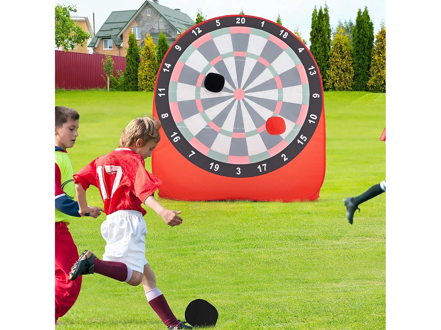 Groot dartbord voor kinderen, dartwerpspel set met 4 kickballen en draagtas,familiespel voor volwassenen en kinderen vanaf 6 jaar, rood + zwart + witZB33687