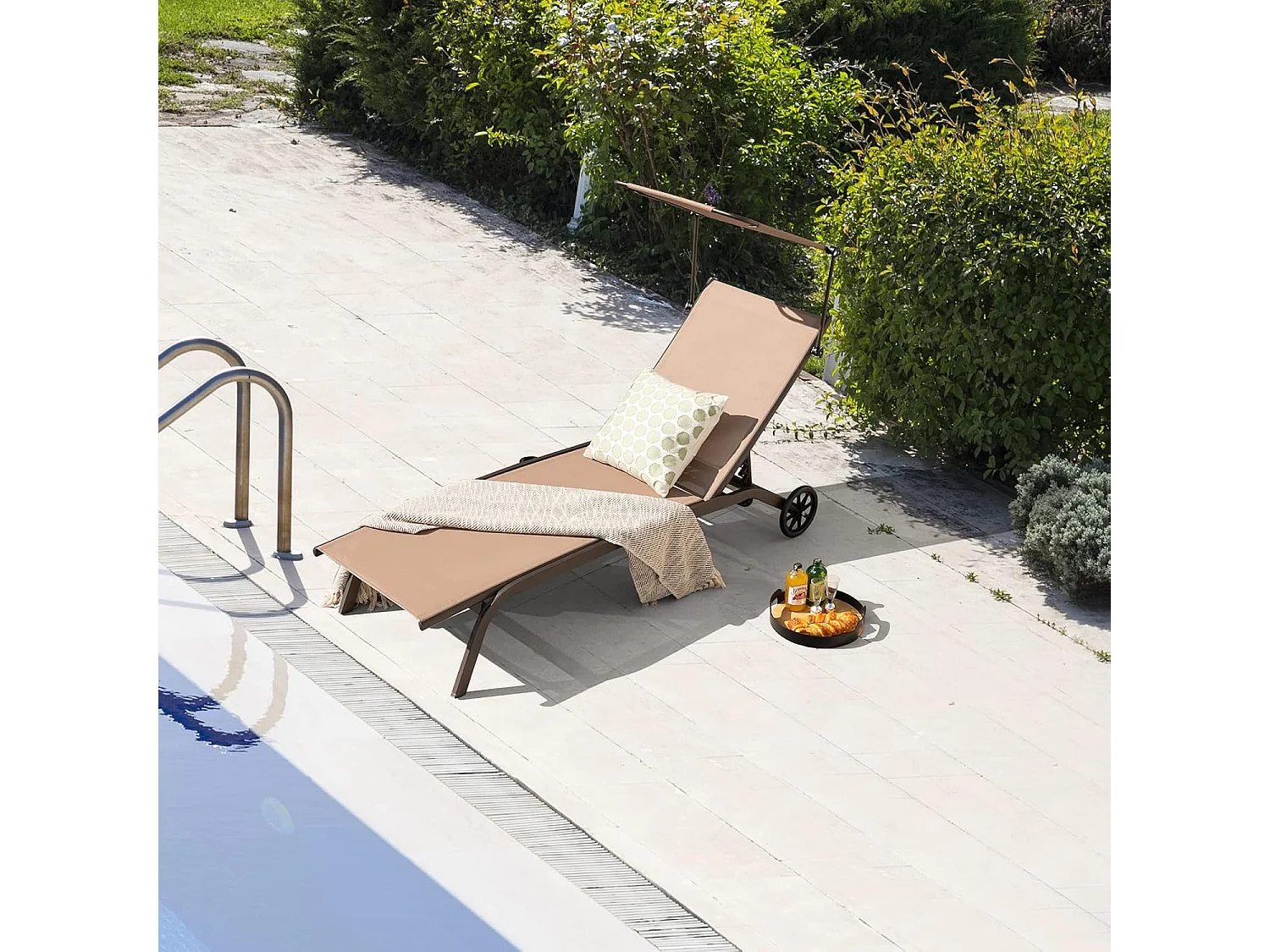 Zonneligstoel met wieltjes, dak en bekerhouder, ligstoel met verstelbare rugleuning, terrasstoel, outdoor ligstoel, strandstoel bruin ZB32119