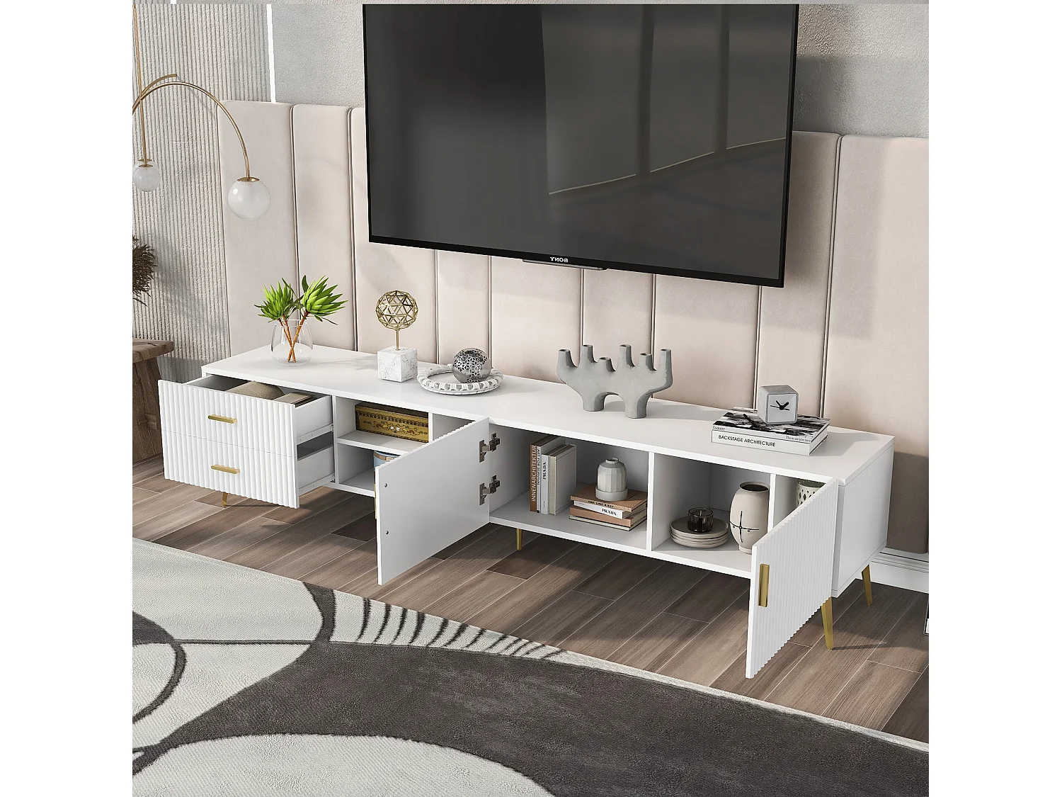 Móvel TV com 2 portas, 2 gavetas e 3 nichos, corpo branco, pés de metal dourado