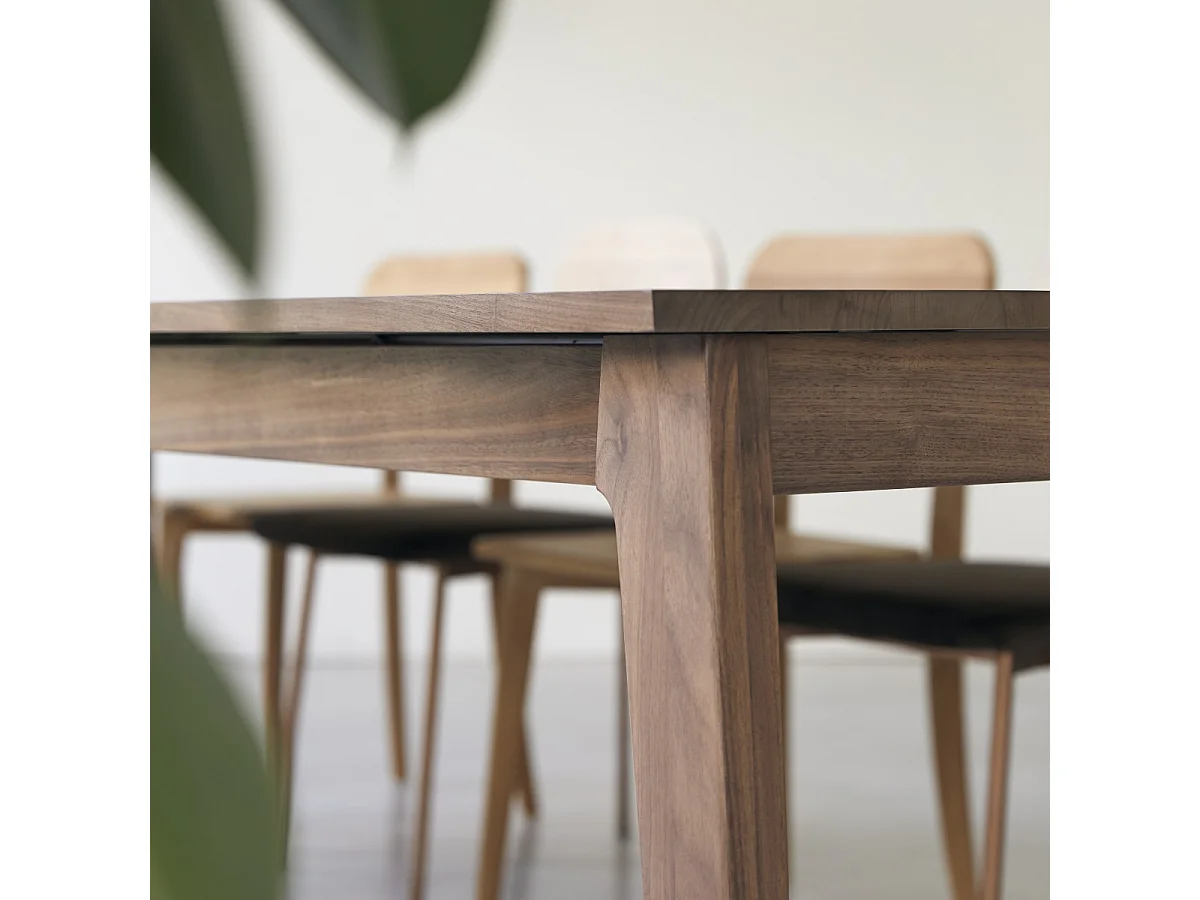 Table extensible en bois de noyer massif 6-12 pers 260x91 Esmée