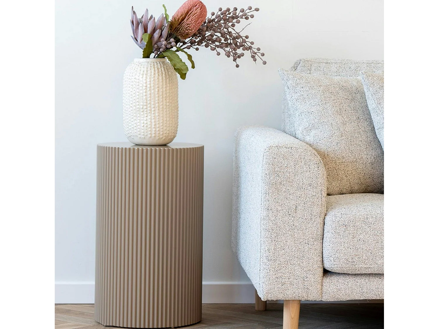 Bout de canapé design - forme ronde striée, beige naturel TRINITE