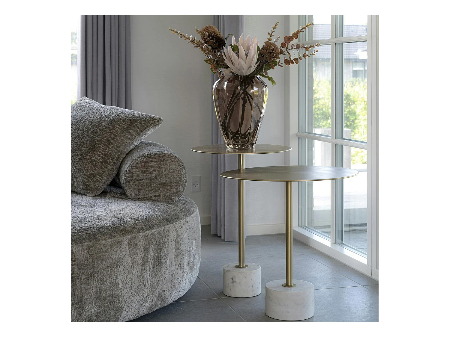 Bout de canapé design en marbre avec plateau doré Ø51 cm TALLINN