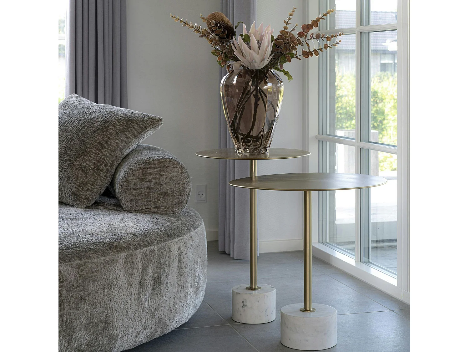 Bout de canapé design en marbre avec plateau doré Ø51 cm TALLINN