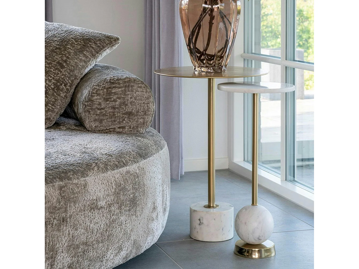 Bout de canapé design - plateau en marbre et base globe Ø25 cm TALLINN