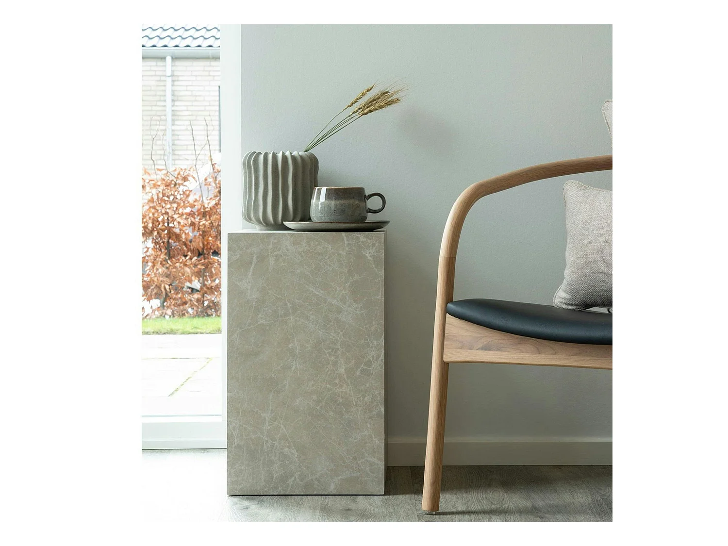 Bout de canapé design - forme haute, effet marbre beige TRINITE