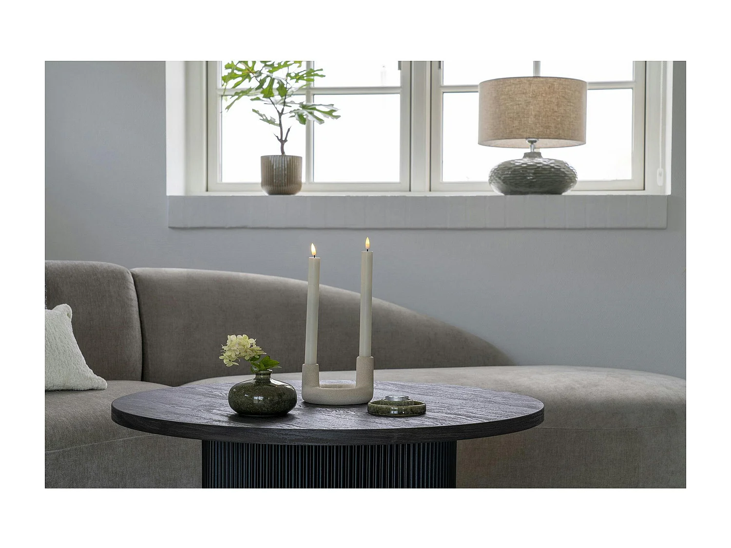 Bougeoir design en U pour 2 bougies - finition céramique mate beige