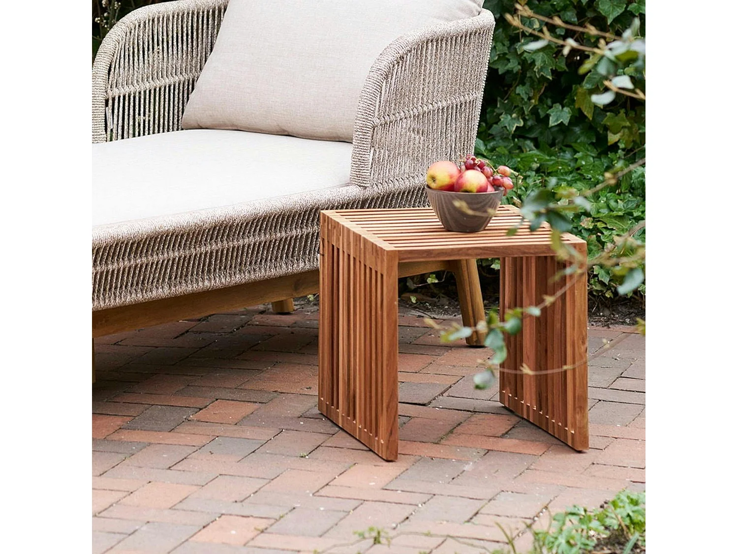 Table d'appoint de jardin en teck ajouré MENDOZA