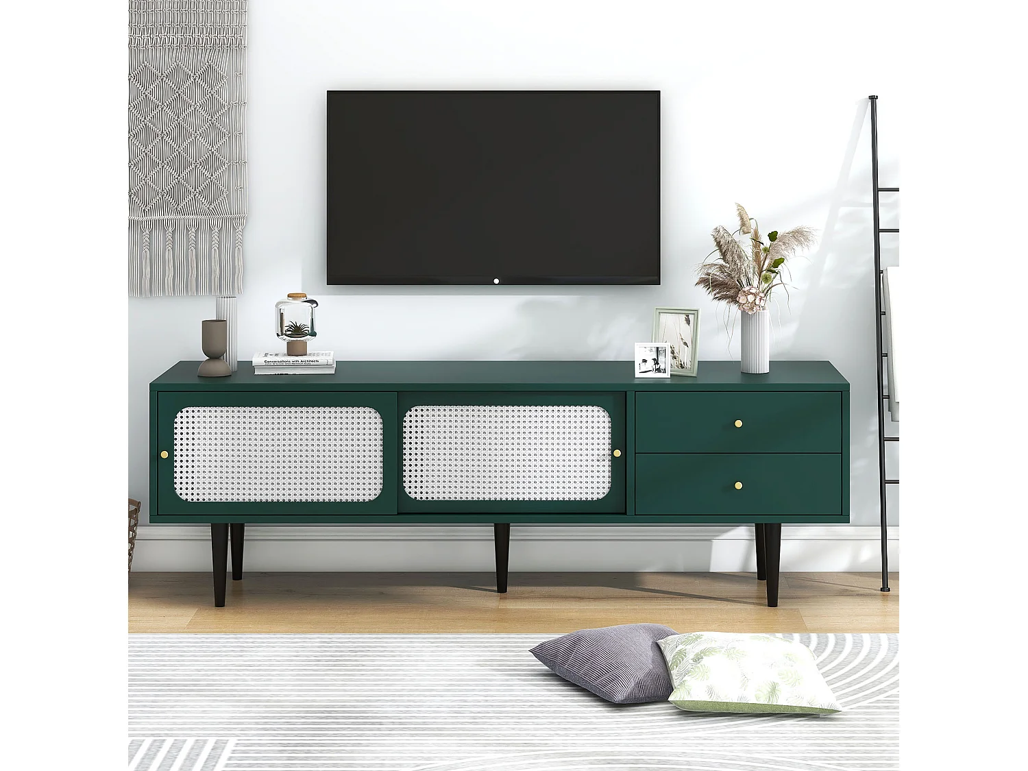 Elegante mobile TV con ante scorrevoli in rattan e pratici cassetti, verde con rattan bianco