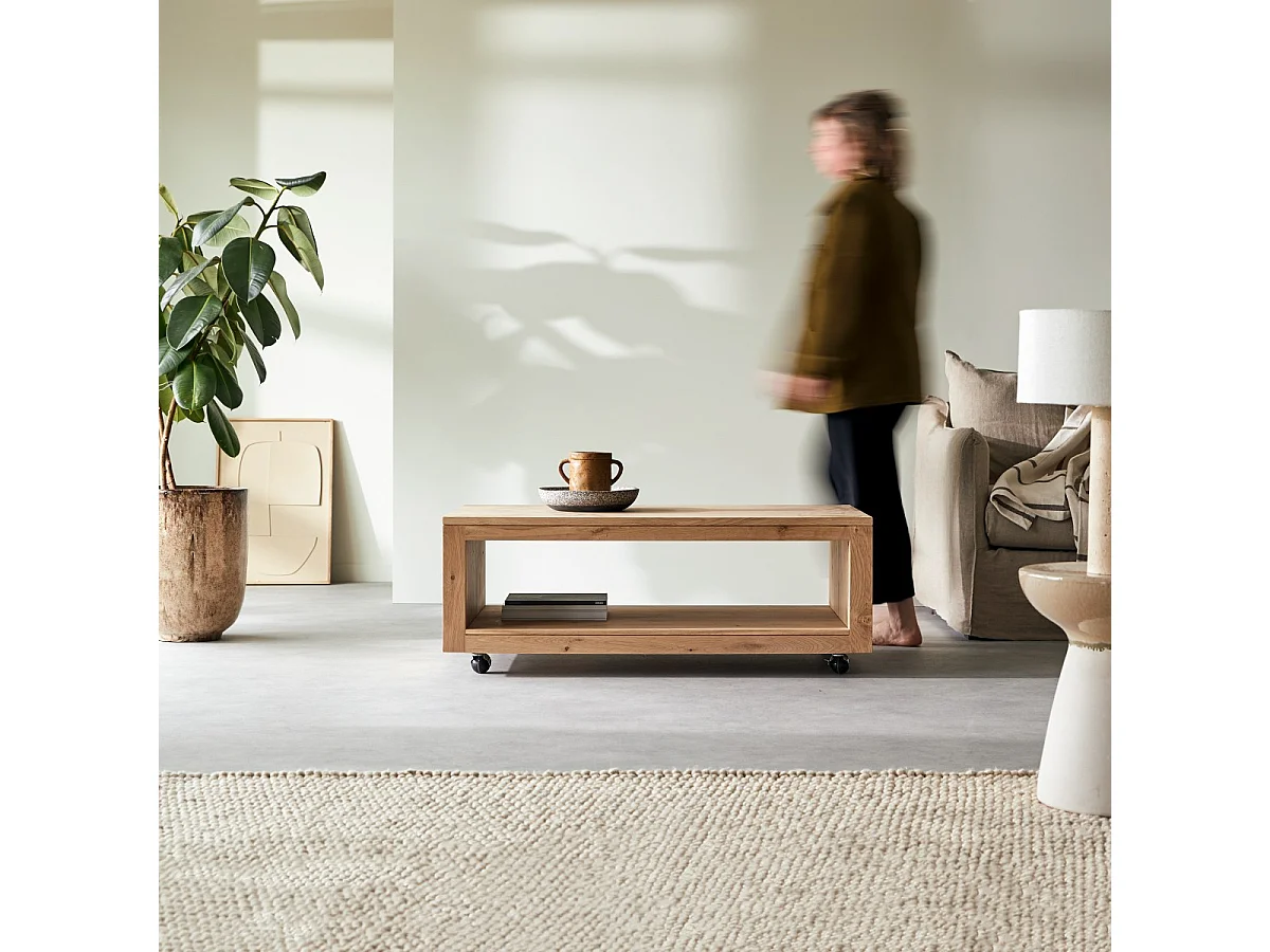 Rechteckiger Couchtisch Anoa aus massivem Eichenholz mit Knoten