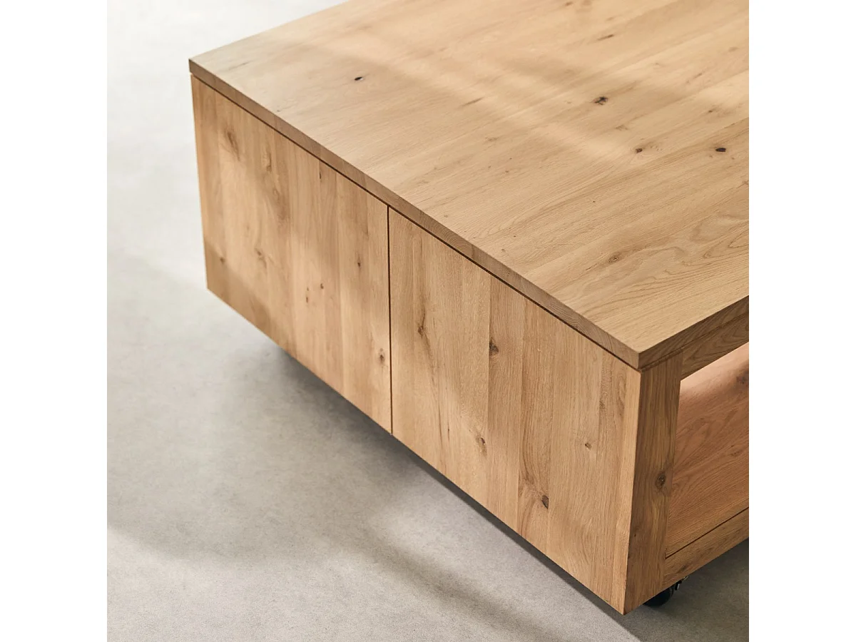 Quadratischer Couchtisch Anoa aus massivem Eichenholz mit Knoten