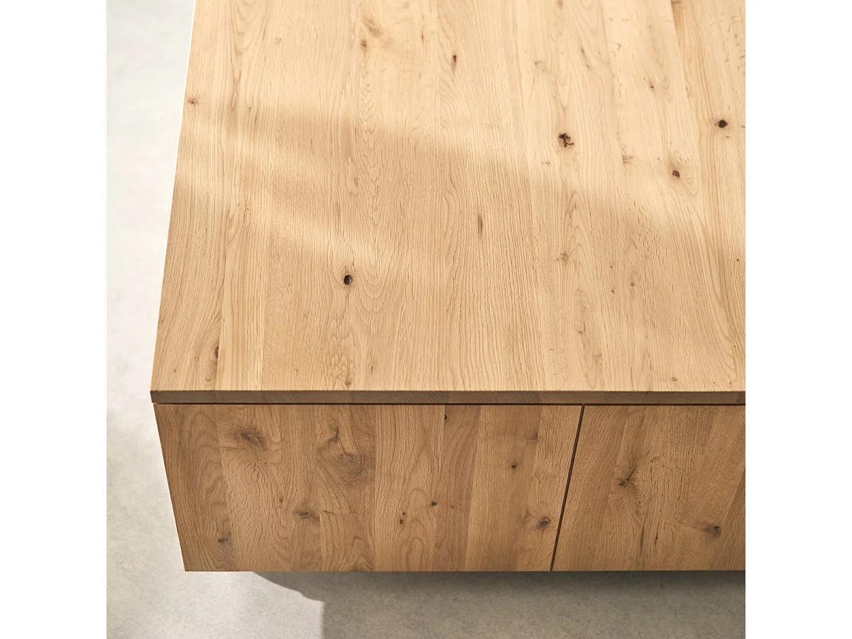 Quadratischer Couchtisch Anoa aus massivem Eichenholz mit Knoten