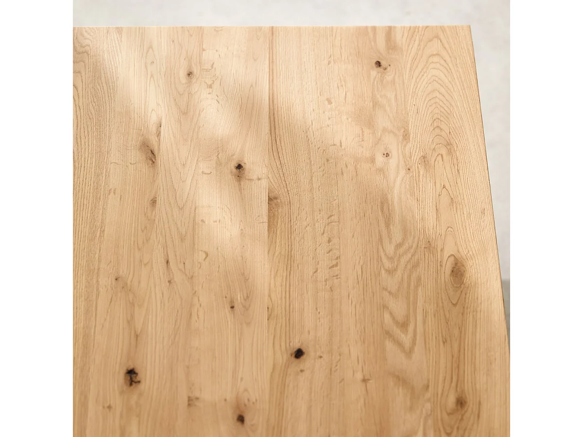 Quadratischer Couchtisch Anoa aus massivem Eichenholz mit Knoten