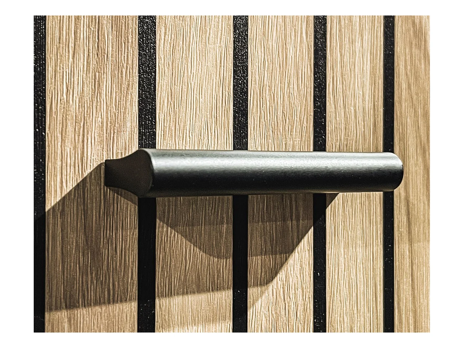 Mobile basso da ingresso moderno con cuscino 60x46 SIP1 antracite, rovere e stampa a strisce nere