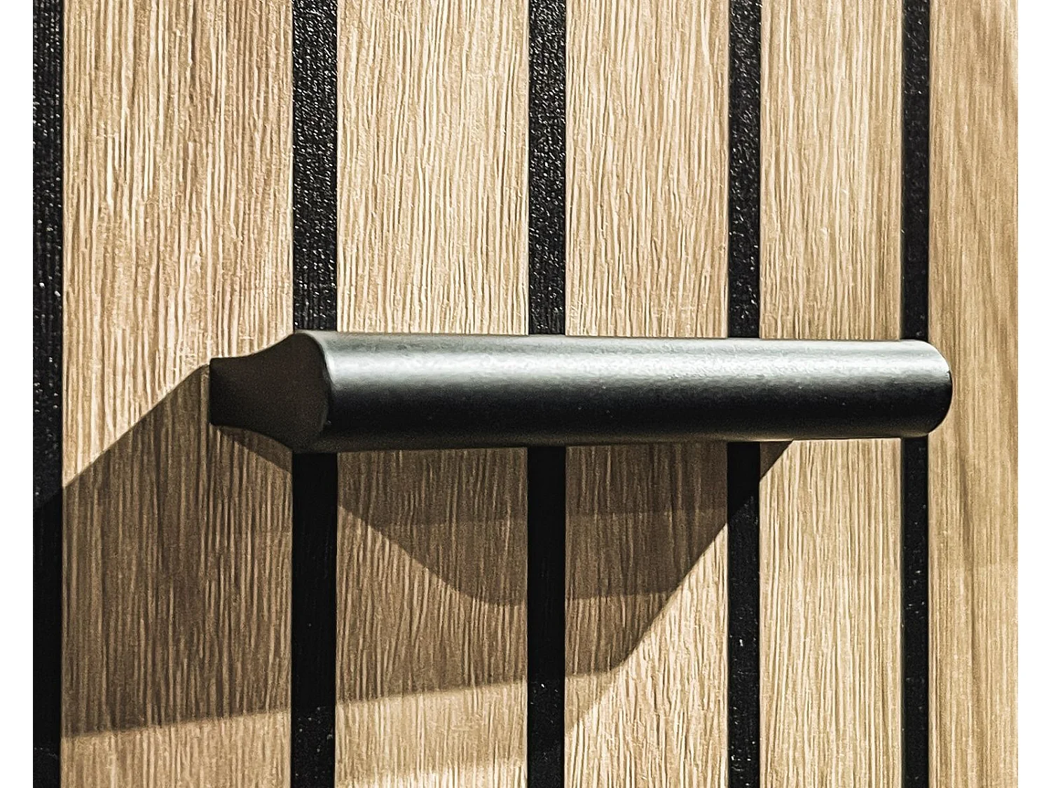 Mobile basso da ingresso moderno con cuscino 60x46 SIP1 antracite, rovere e stampa a strisce nere