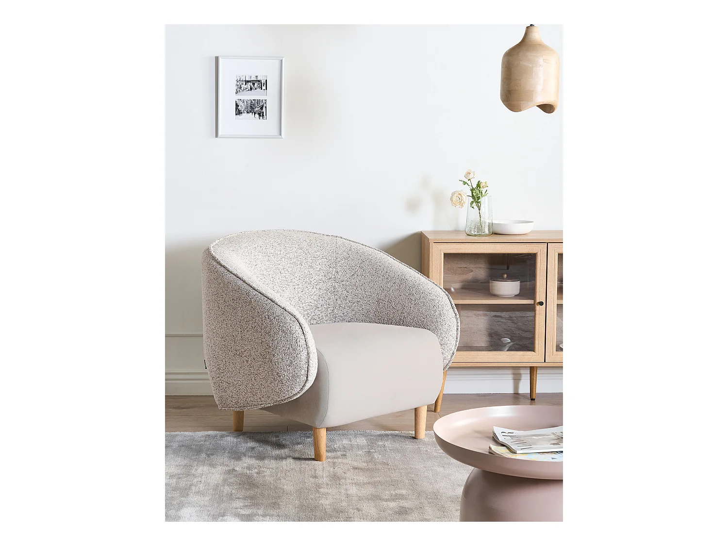 Sessel hellbeige meliert mit abgerundeter Lehne helle Holzbeine Retro Umea